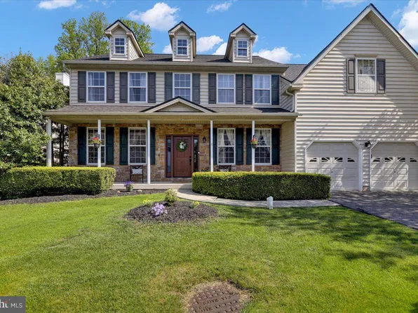 5 Oxford Dr, Morgantown, PA 19543