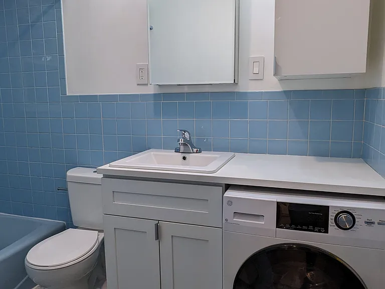 In-unit washer & dryer combo