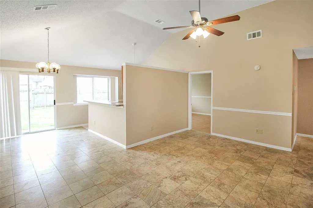3 bed, 1250 sqft, $1,880 — Photo 3