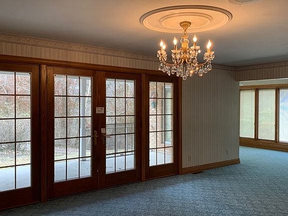 Dining room and side porch
