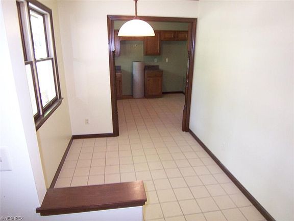 3rd image of 225 Sunset St