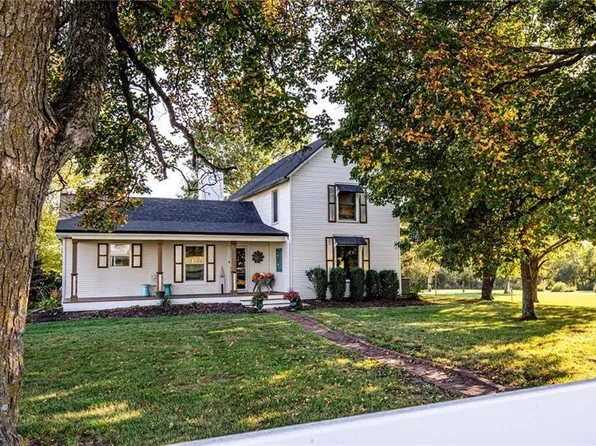 16461 W 231st St, Spring Hill, KS 66083