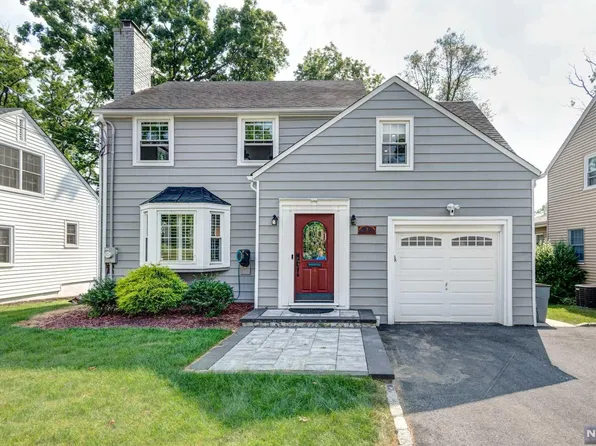 9 W Lawn Rd, Livingston, NJ 07039