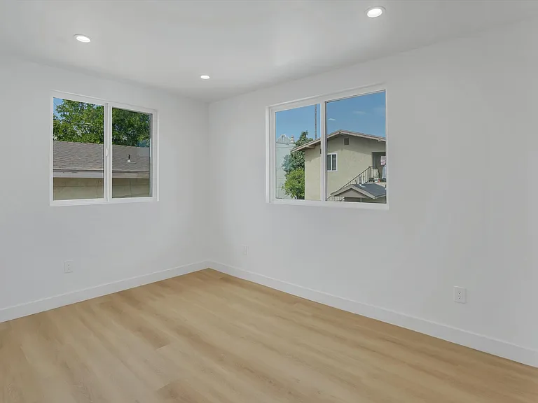 2114 E 2nd St — Photo 29