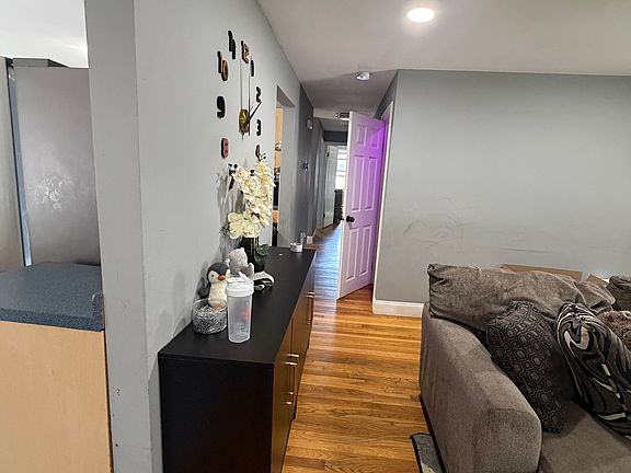 4th image of 33 Rockefeller St