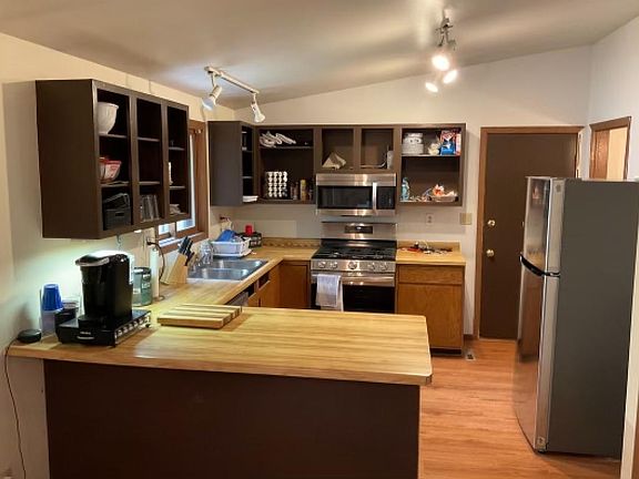 2nd image of 878 Sheffield Ct