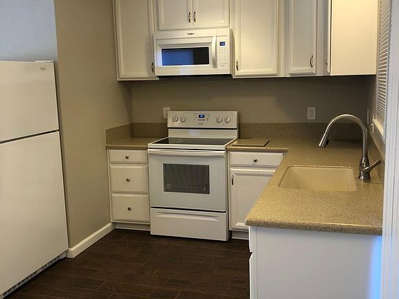 4th image of 2654 Woodridge Ct APT 17