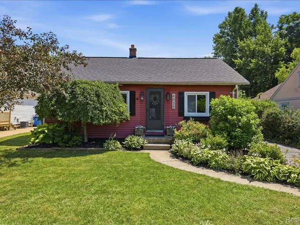 4035 Island Park Dr, Waterford, MI 48329