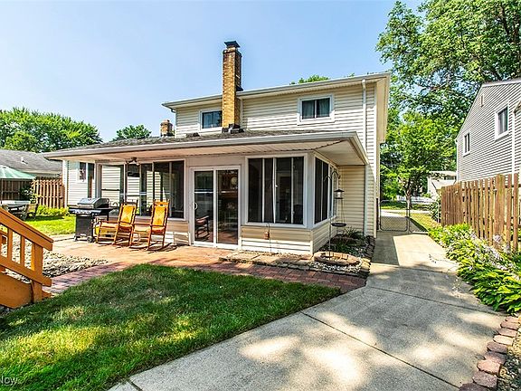 5th image of 556 Louis Dr