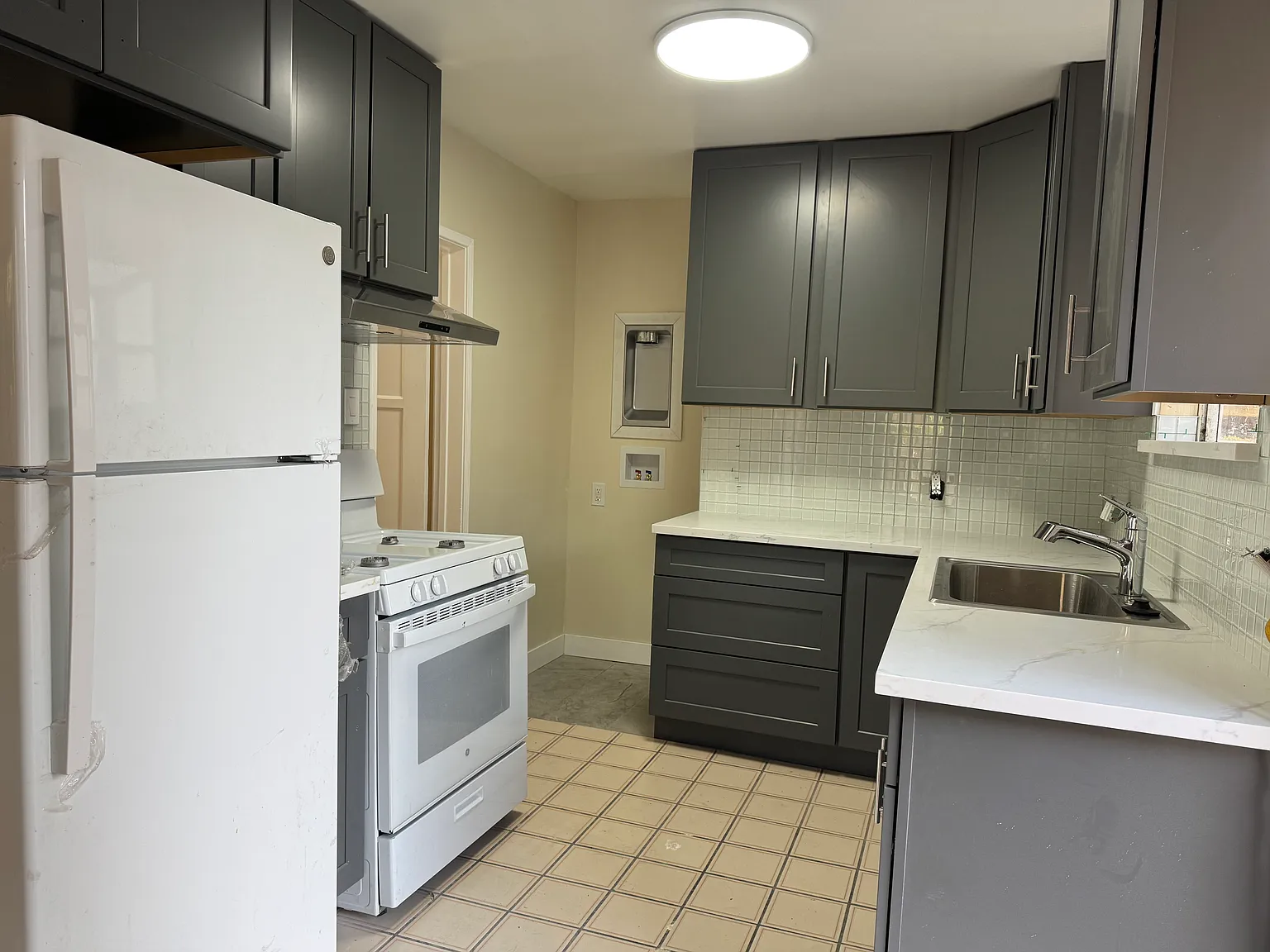 3 bed, 1000 sqft, $2,950 — Photo 2