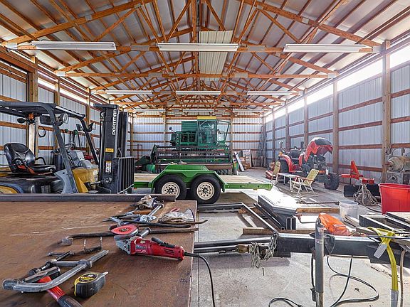 4th image of 2370 Columbia Rd