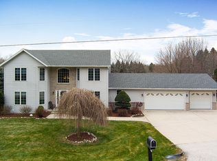 1601 Skyline Dr, Manitowoc, WI 54220