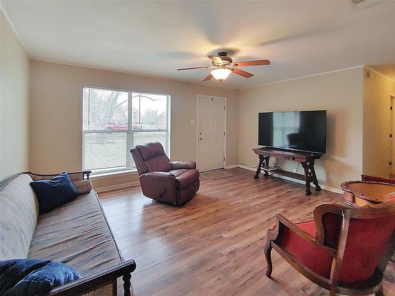 3rd image of 404 Chumney Dr