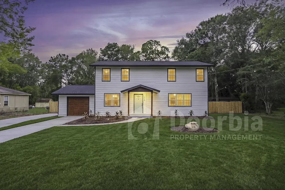 Beautiful 4 Bedroom, 2.5 Bathroom With A Pool — Photo 1