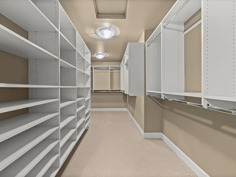Walk-in Closet Mater Bedroom