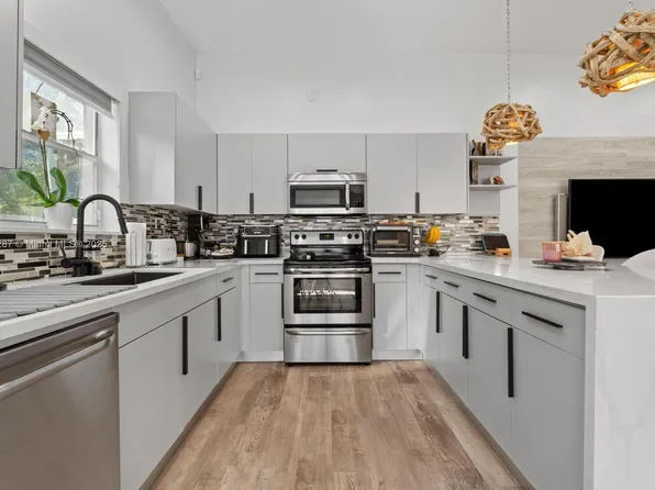 18266 NW 6th St, Pembroke Pines, FL 33029