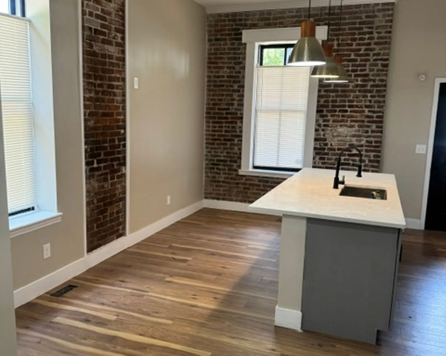 Newly Remolded 3 bed 3 1/2 bath Townhome in Soulard — Photo 1
