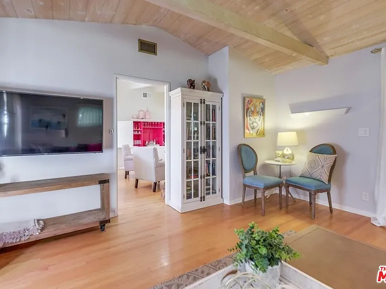 21447 Providencia St — Photo 25