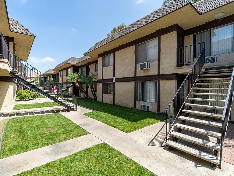 3523 W Savanna St — Photo 8