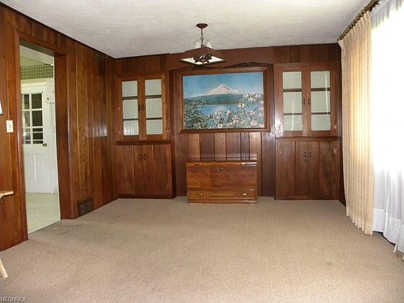 3rd image of 31 Edgewood Dr
