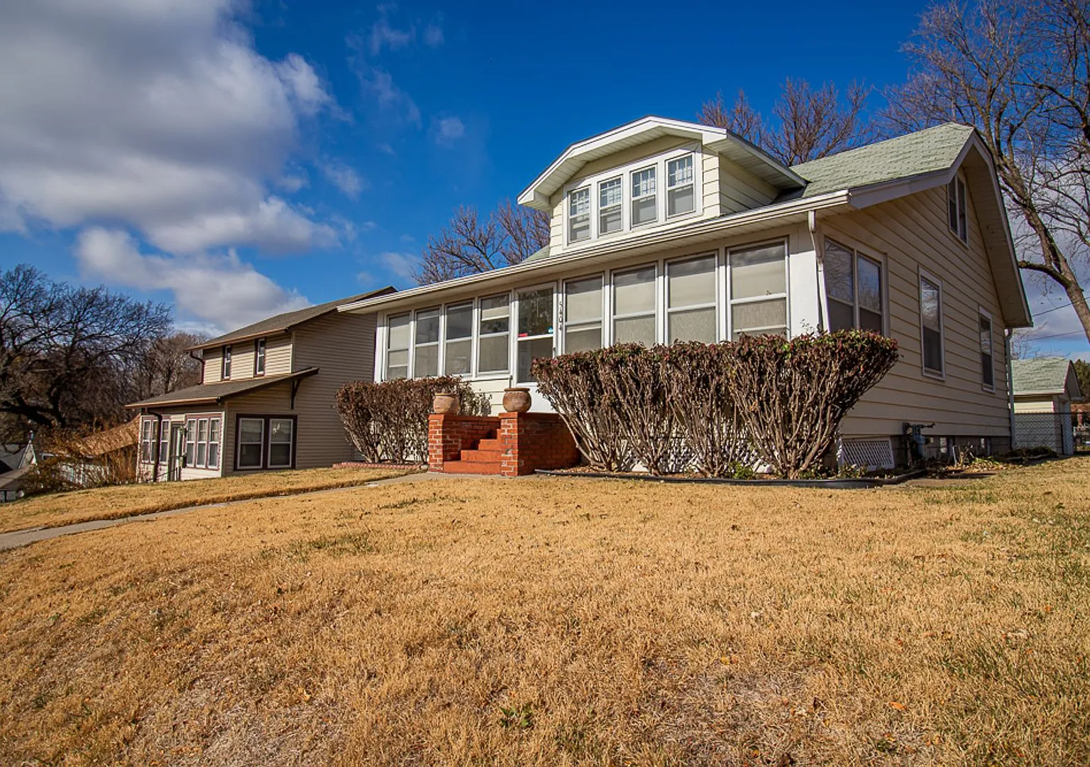 Beautiful 4 Bedroom House for Rent | 54th & Pacific — Photo 1