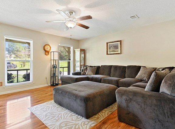 4th image of 2144 Crestwood Dr