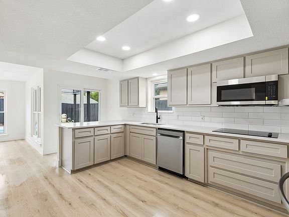 5th image of 1505 Jennifer St