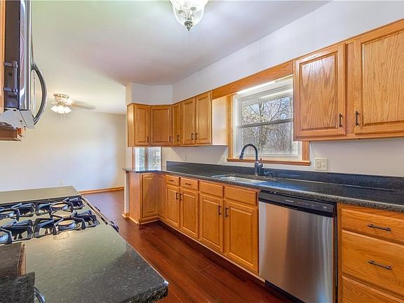 4th image of 34 Cortland Cir