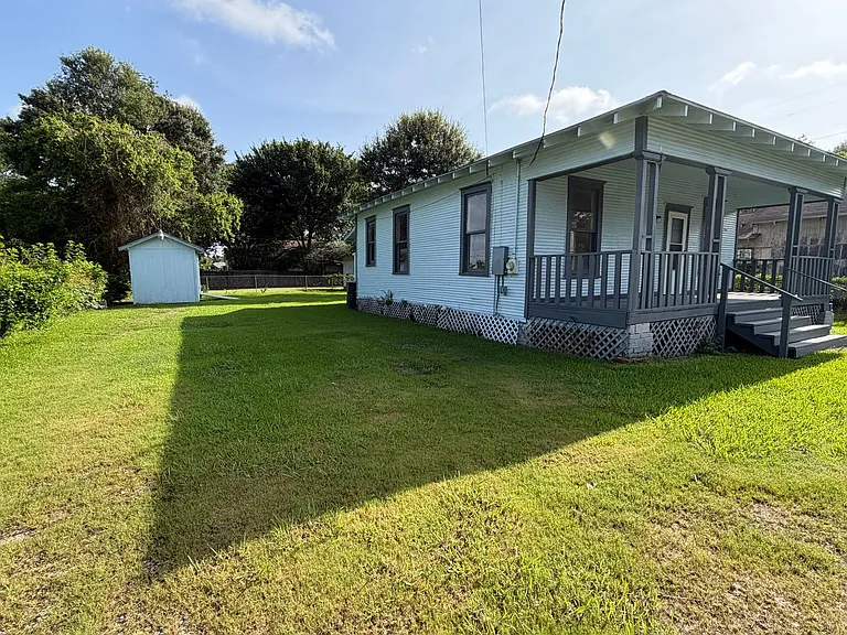720 Elgie St — Photo 1