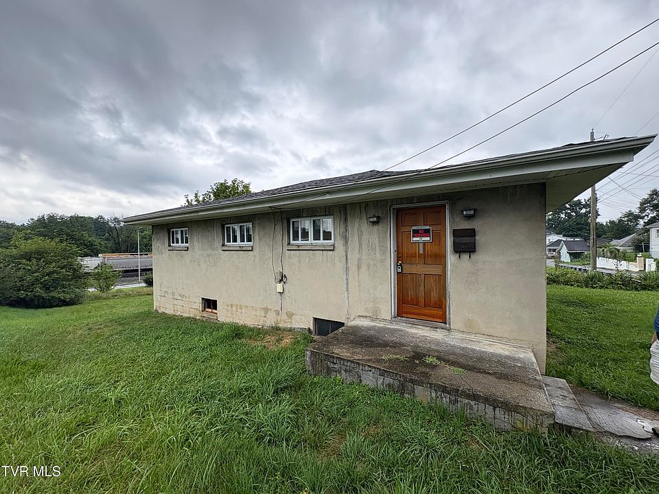 2nd image of 823 Maple St