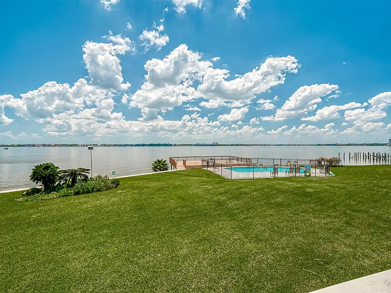 10 Mariner Village Dr — Photo 2