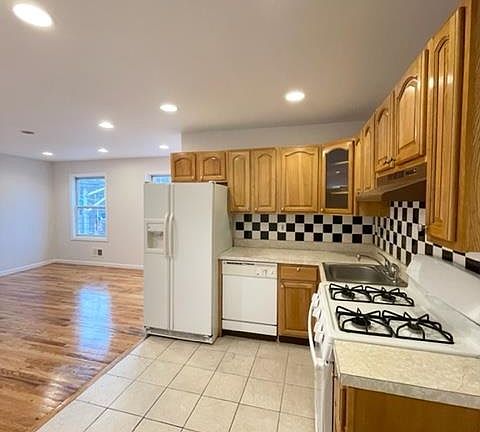 3rd image of 695 Summit Ave #1