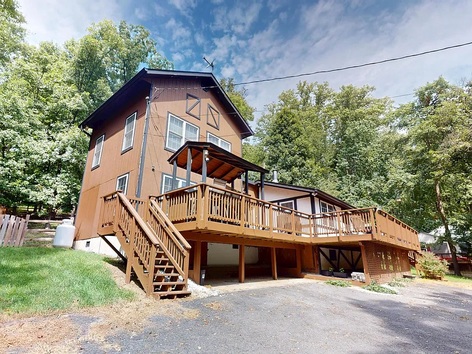 104 Laurel Ln