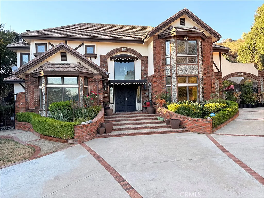 6 bed, 6.5 bath, 5867 sqft, $13,000 — Photo 2