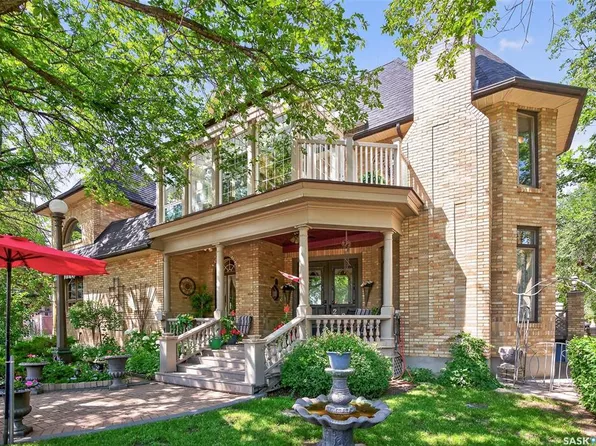 220 Hall STREET W, Moose Jaw, SK S6H 2R3