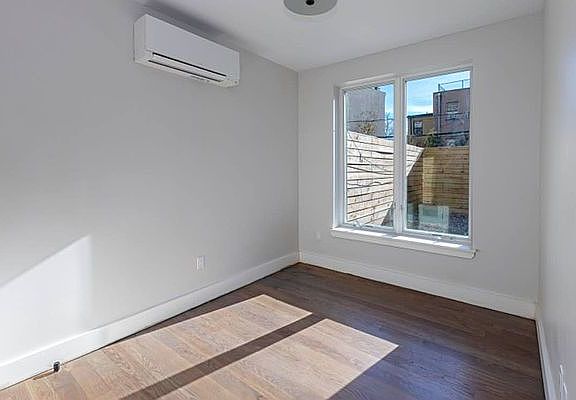 4th image of 216 Bainbridge St #1B