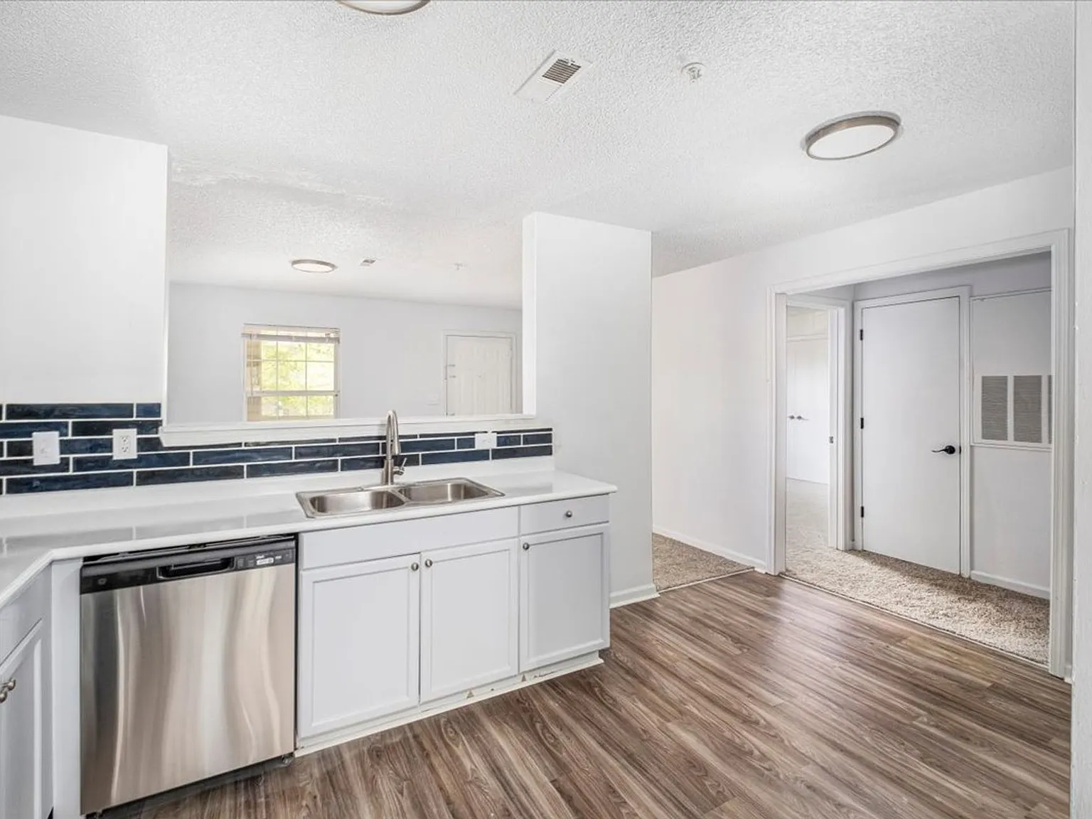 Carlson Bay Luxury Apartments — Photo 4