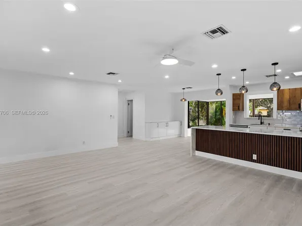 709 SW 4th Ct, Hallandale Beach, FL 33009