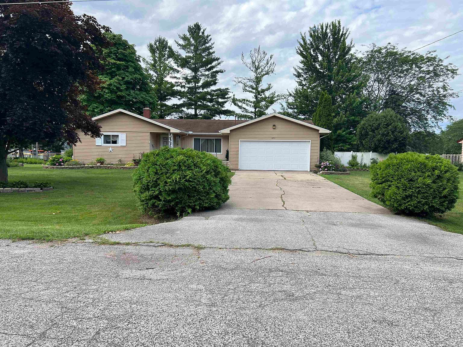 4571 Clunie St, Saginaw, MI 48638 Zillow