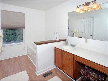 4th image of 424 Lynn Ann Dr