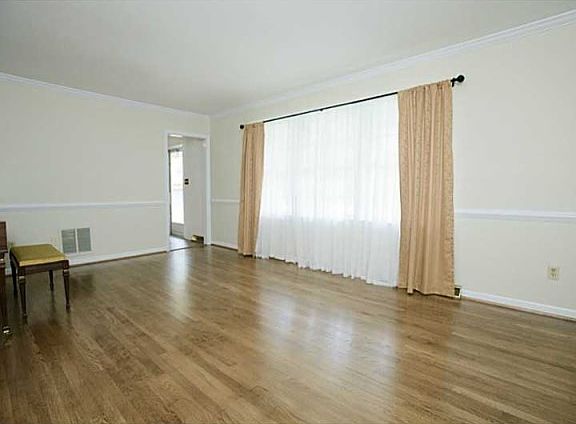 3rd image of 308 Williamsburg Ct
