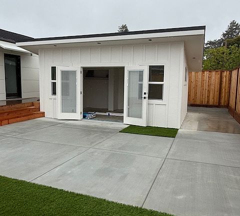 Detached bonus room with double doors
