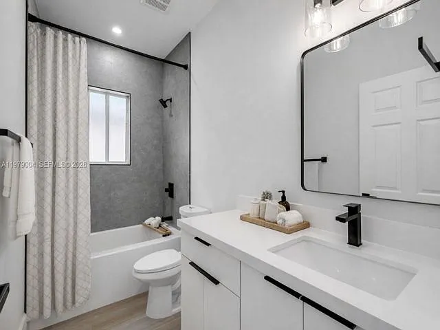354 NE 35th Ave — Photo 2