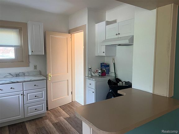 3rd image of 2554 Swayze St