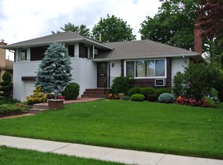 951 Plum Tree Rd, Westbury, NY 11590