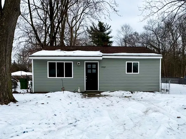 1586 Valley Dr, Highland, MI 48356