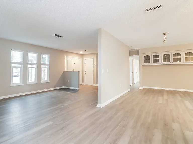 12909 Walnut Tree Ln — Photo 7