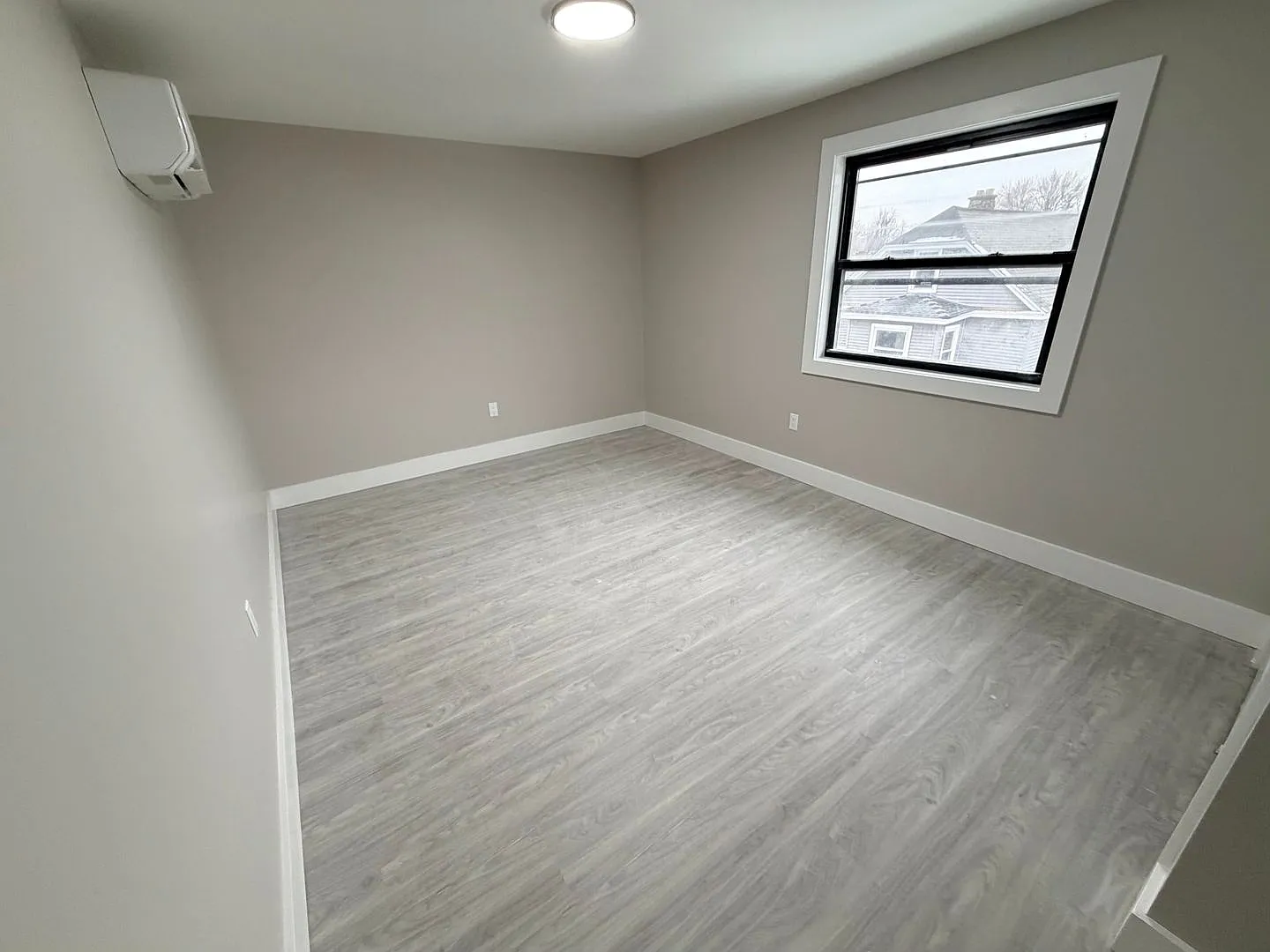 194 N Lake Ave — Photo 4