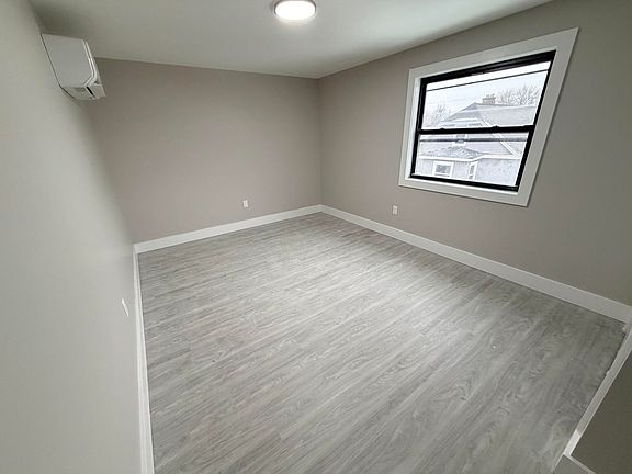 4th image of 194 N Lake Ave Unit 2