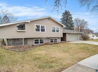 909 S Grandview Ave, Sioux Falls, SD 57103